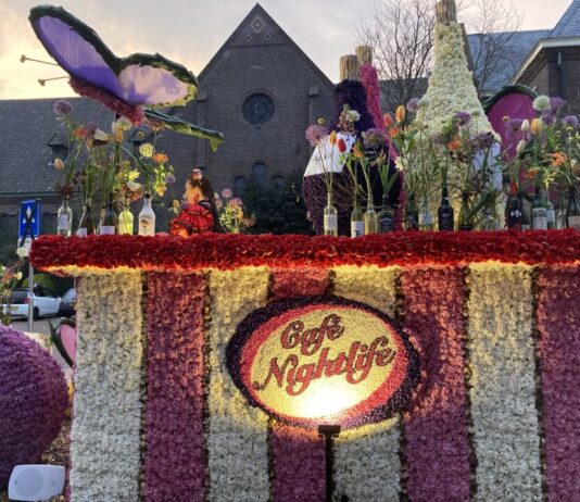 Praalwagen gemeente Haarlem op Bloemencorso promoot nachtleven in Haarlem Praalwagen gemeente Haarlem - Nightlife. Fotografie: Hans Goes.