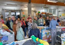 80 Gasten uit 20 landen op bezoek Een deel van de 80 buitenlandse gasten bij een rondleiding door het productiebedrijf van Spaarne Werkt (foto: Spaarne Werkt).