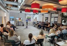 Ondernemerscoaches presenteren zich tijdens de Kennemer Impact Meet-up Impact ondernemers luisteren naar het inspirerende verhaal van Nicholas Ninaber van Eijben, oprichter van Nic&Mic, tijdens de Kennemer Impact Meet-up in het Seinwezen.