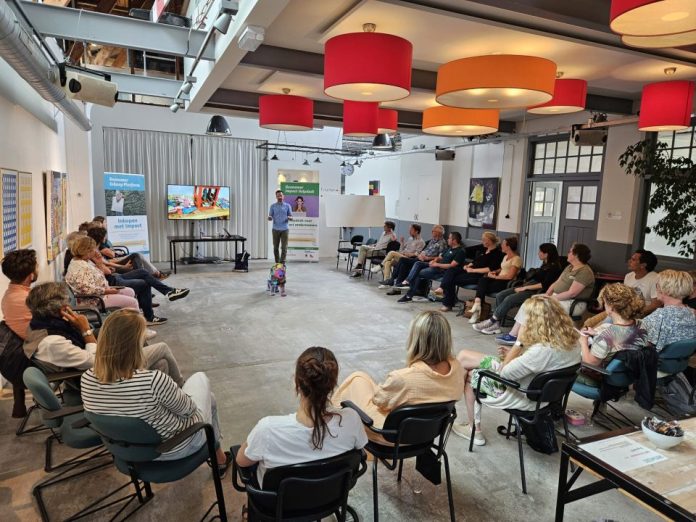 Impact ondernemers luisteren naar het inspirerende verhaal van Nicholas Ninaber van Eijben, oprichter van Nic&Mic, tijdens de Kennemer Impact Meet-up in het Seinwezen.