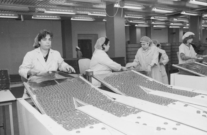 Droste flikken, 1982. Foto Beeldbank Fotopersbureau De Boer, NH Archief. Droste flikken, 1982. Foto Beeldbank Fotopersbureau De Boer, NH Archief.