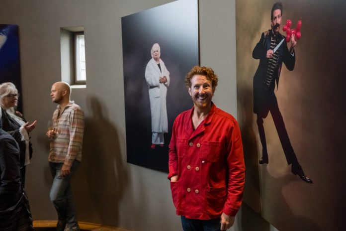 Liesbeth Coltof en Pim Muda voor hun eigen portret. Fotografie: Peter van Heun.