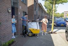 Activiteiten Buurts tijdens Burendag Tegelwipactiedag. Fotografie: Jurriaan Hoefsmit.