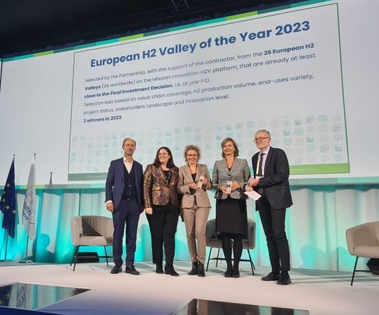 Hydrogen Hub Noord-Holland verkozen tot European Hydrogen Valley of the Year 2023 “Deze erkenning onderstreept de inspanningen van zowel publieke als private partners om van Hydrogen Hub Noord-Holland een succesverhaal te maken en daarmee een vooraanstaande positie te bekleden in de waterstoftransitie binnen Noord-West Europa” aldus Ingrid Post.