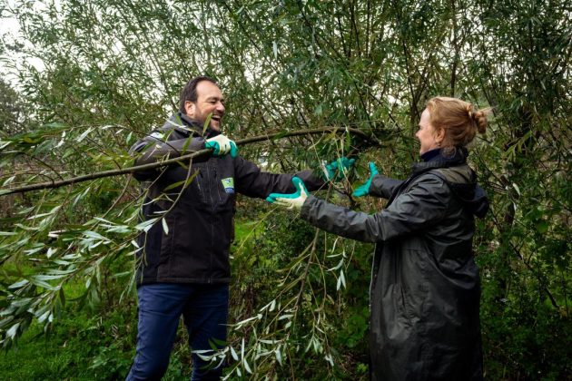 Directeur Bas R&uuml;ter van Landschap Noord-Holland en Gedeputeerde Rosan Kocken tijdens de Natuurwerkdag. Fotografie: Yorinde Diepstraten.