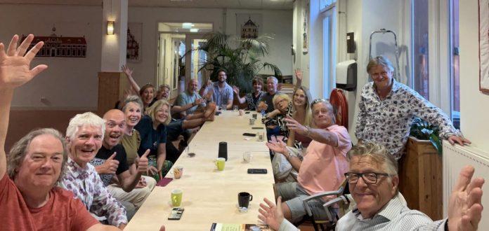 Ampzing en Eglentier aan de koffie voorafgaand repetitie. Ampzing en Eglentier aan de koffie voorafgaand repetitie.