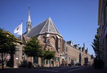 Vier de 778ste verjaardag van Haarlem met een stukje taart bij het Noord-Hollands Archief