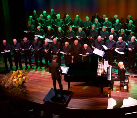 Zang en Vriendschap zingt musical klassiekers Mannenkoor Zang en Vriendschap uit Haarlem tijdens een repetitie. Fotografie: Stan van Adrichem.