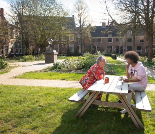 Haarlem gaat inwoners met ideeën voor hun buurt ondersteunen via wijkplatforms Inwoners speken elkaar in het Proveniershofje. Ingezonden foto.