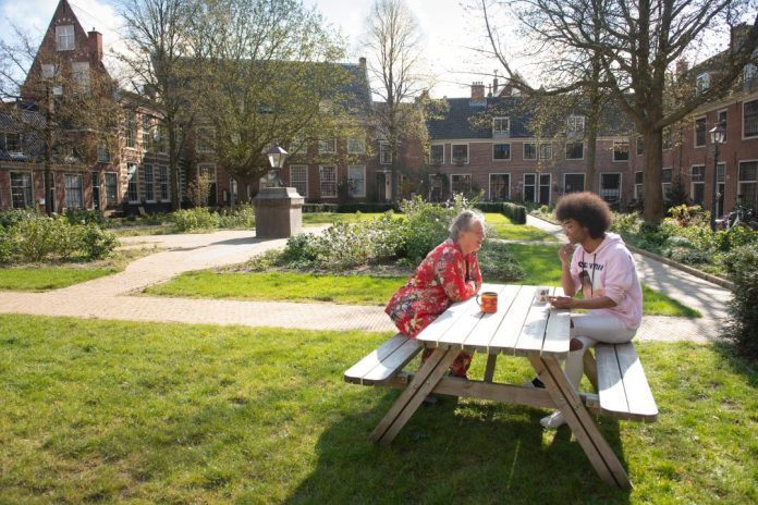 Inwoners speken elkaar in het Proveniershofje. Ingezonden foto.