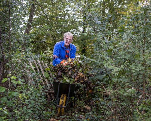 Natuurwerkdag 2023, Vrijwilliger vult kruiwagen - LandschappenNL.