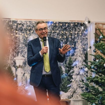Burgemeester Jos Wienen spreekt de aanwezige vrijwilligers toe &copy;Ramon Philippo.