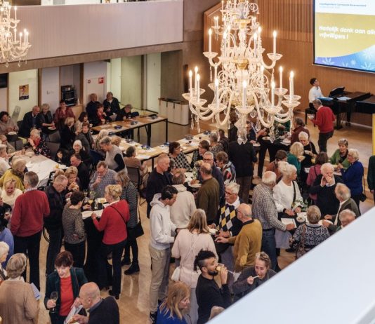 Feestelijke waardering voor vrijwilligers in de gemeente Bloemendaal Grote opkomst op het vrijwilligersfeest in het gemeentehuis van Bloemendaal. ©Ramon Philippo (In the Picture)