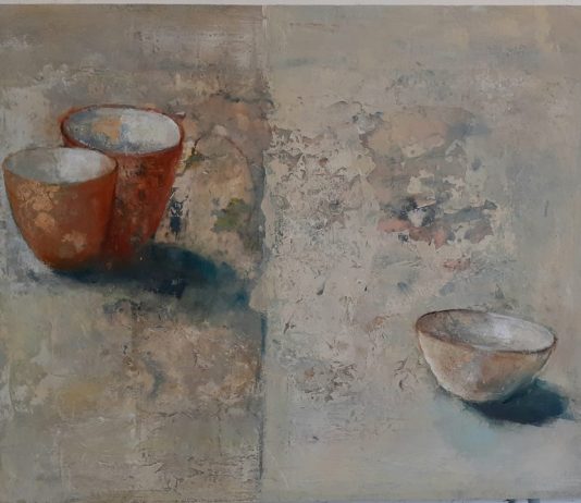 Kunstenaar Caroline Doornenbal verkent de positie aan tafel in haar nieuwste werken gedekt 3; olieverf, papier, bladgoud op paneel; 70 x 50 cm; 2023.