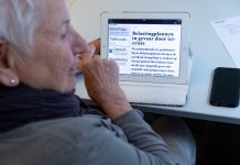 Slechtziend of blind? Leer en ontdek dit voorjaar met de webinars van Koninklijke Visio Oudere dame krijgt ICT-advies op iPad bij Visio. Ingezonden foto.