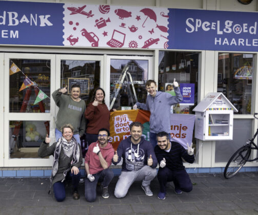 De groep vrijwilligers Speelgoedbank Haarlem hebben opgeknapt. &copy;Rob Ouwerkerk van In the Picture