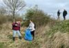 Wethouders uit Haarlem en Bloemendaal steken met vrijwilligers de handen uit de mouwen tijdens NLdoet 2024 Opruimen Poelbroekpolder met de 2 vrijwilligers Anouk en Sjoerd van SDIM (op de voorgrond) en daarachter Jan-Willem en Nico van Poelbroekpolder. ©VWC-BUUV