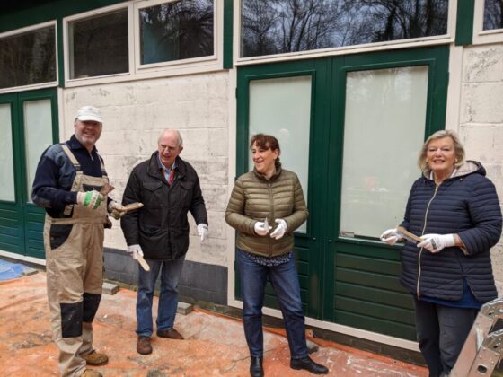 Wethouders Henk Wijkhuizen, Nico Heijink, Attiya Gamri en Burgemeester Ankie Broekers-Knol (vlnr) hebben geholpen met het opknappen van het clubhuis van Scouting Bos en Duin in Bloemendaal. &copy;Gemeente Bloemendaal