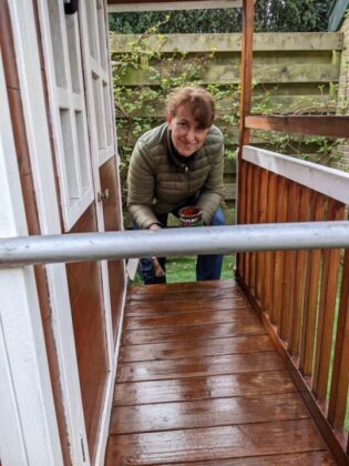 Wethouder Gamri aan het beitsen bij de Stampertjes. &copy;Gemeente Bloemendaal