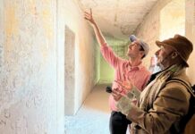 Teylers Museum slaat handen ineen met theater- en podcastmakers voor nieuwe tentoonstelling Zie je in Egypte Terry van Druten en Sabri Saad El-Hamus bij een grafkamer in Luxor, afgelopen februari. Foto: Tjitske Mussche.