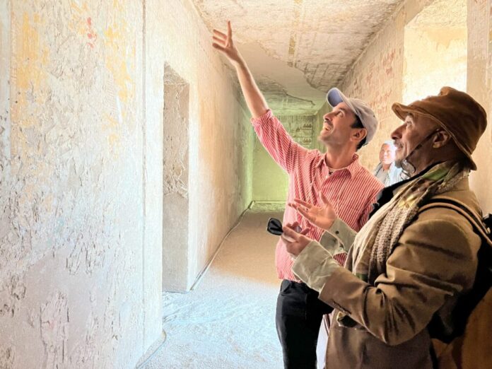 Terry van Druten en Sabri Saad El-Hamus bij een grafkamer in Luxor, afgelopen februari. Foto: Tjitske Mussche.