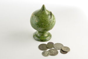 Spaarpot met munten - Archeologisch Museum Haarlem.