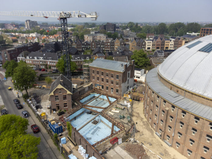 HBB Groep realiseert hotelkamers in de bestaande gebouwen en is gestart met de nieuwbouw van het hotel. HBB Groep realiseert hotelkamers in de bestaande gebouwen en is gestart met de nieuwbouw van het hotel.
