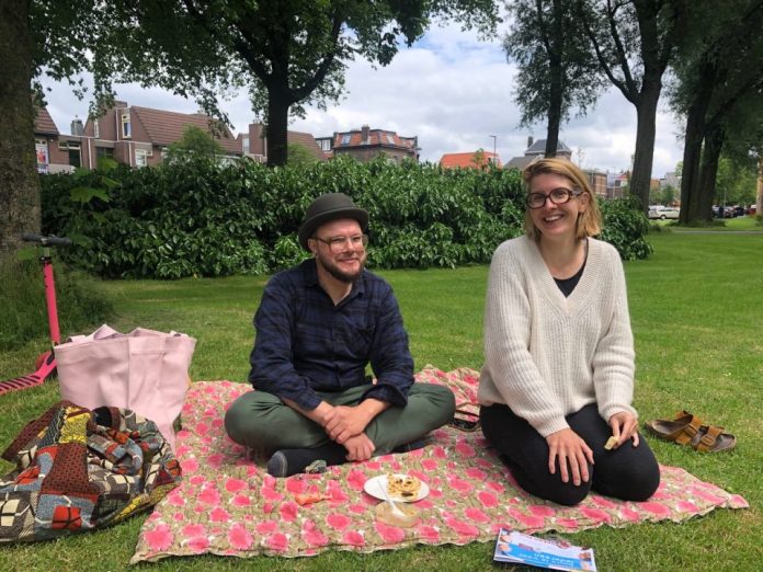 Twee bezoekers van het Nelson’s Picknick tijdens een eerdere editie. Fotografie: Michiel Groothuis. Twee bezoekers van het Nelson’s Picknick tijdens een eerdere editie. Fotografie: Michiel Groothuis.
