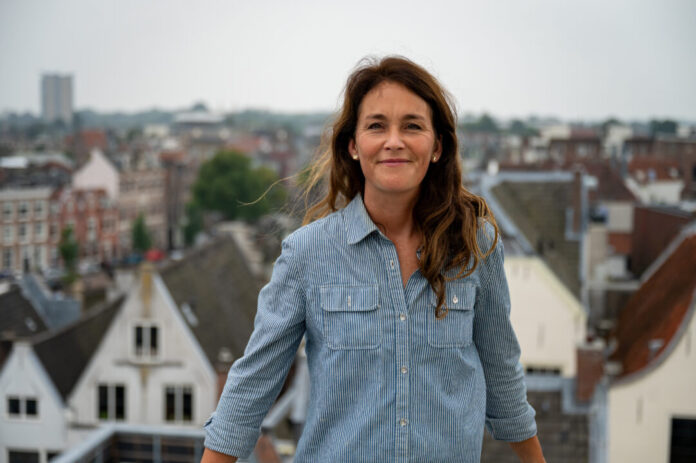 Marjolijn van Heemstra bij de Sterrenwacht van Teylers Museum. Foto: Franck Doho