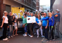 Duizenden peuken en zakken vol afval verzameld tijdens de Kennemer Cleanup Day Op de foto tonen de 'trandelaars' (troep opruimen en wandelen) van de Viespeukenwandeling door de Vijfhoek hun buit. Fotocredits: Neel van Erve, (fotografencollectief In the Picture).
