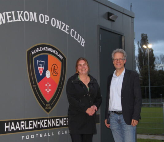 Kleedkamers Haarlem-Kennemerland fc geopend Eva de Raadt en Arjen Overbeek - opening kleedkamers Haarlem-Kennemerland.
