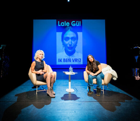 Lale Gül in Haarlem: ‘Ik ben vrij’ Lale Gul, theatercollege. Fotografie: Shali Blok.