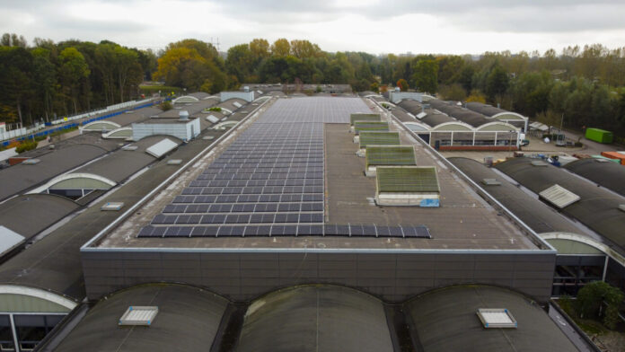 Het bedrijfspand van Spaarne Werkt in Cruquius ligt vol met zonnepanelen (foto: Spaarne Werkt)