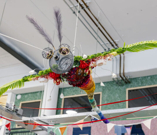 Kunstwerk ‘De Snuffelmug’ openbaar te zien Kunstwerk ‘De Snuffelmug’ hangt prominent in het Heemsteedse kringloopwarenhuis (foto: Adam van Noort)