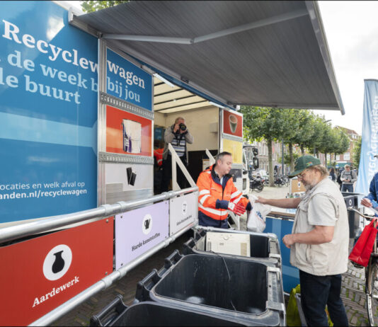 De Recyclewagen: in twee jaar 100.000 kilo afval ingezameld Opening van de Recyclewagen van Spaarnelanden op de Botermarkt in 2022. United Photos/Paul Vreeker.
