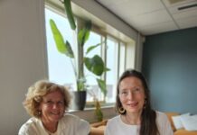 Schenking Verwey Museum Haarlem aan het NHA Ondertekening schenking. Op de foto: Klaartje Pompe, gemeentearchivaris van Haarlem (r) en Laura van der Wijden, directeur Verwey Museum Haarlem (l).