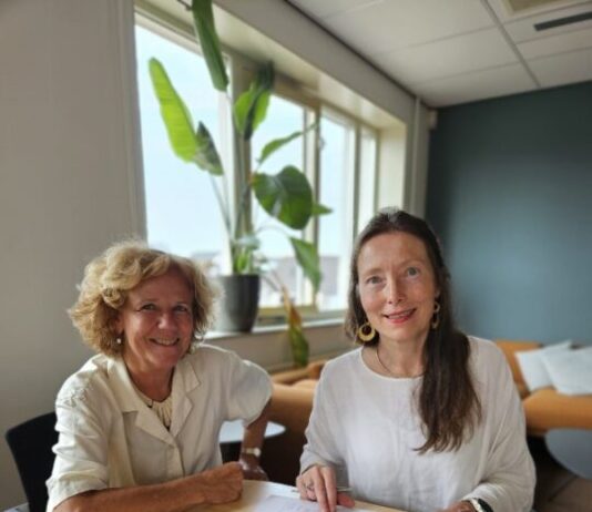 Schenking Verwey Museum Haarlem aan het NHA Ondertekening schenking. Op de foto: Klaartje Pompe, gemeentearchivaris van Haarlem (r) en Laura van der Wijden, directeur Verwey Museum Haarlem (l).