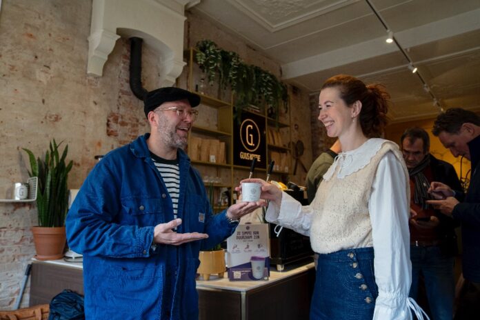 Overhandiging Haarlem x WeCup bij GUUS koffie links: Jody Koenders, oprichter WeCup - rechts: Ruby Verhoeven, gemeente Haarlem.
