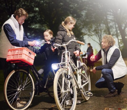 Gratis fietslampjes voor middelbare scholen om verkeersveiligheid te verhogen Gratis fietslampjes voor middelbare scholen om verkeersveiligheid te verhogen.