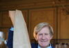 Sjaaltje van topontwerper bij Terre des Hommes te koop Addy van den Krommenacker met zijn sjaaltje. Ingezonden foto.