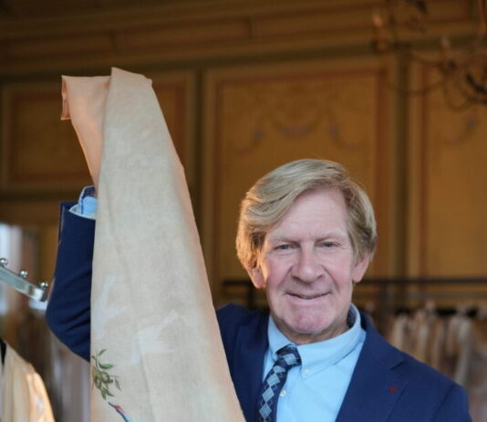 Sjaaltje van topontwerper bij Terre des Hommes te koop Addy van den Krommenacker met zijn sjaaltje. Ingezonden foto.