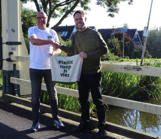 Nieuwe eigenaar voor Haarlems tassenmerk NoMorePlastic Ernst-Jan Koole draagt de eerste NoMorePlastic tas over aan de nieuwe eigenaar Arnoud de Vries.