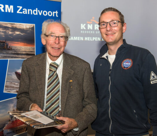 50 jaar trouw aan een zeewaardig goed doel Dhr. Van Heck ontvangt een gouden speldje van Jaap van den Hoed ter ere van zijn 60-jaar trouwe donateurschap. Fotografie: Heert-Jan van Keulen.