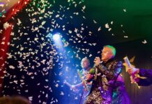 Vrolijke kerstshow in donkere dagen voor Kerst Kerst met Trio Vierstemmig. Fotografie Rob Bruijnen.
