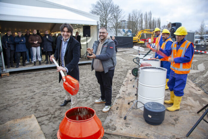 Wethouder Floor Roduner en een toekomstige bewoner schepten het eerste schepje zand in de betonmolen om de start van de HIGH5 officieel in te luiden. Wethouder Floor Roduner en een toekomstige bewoner schepten het eerste schepje zand in de betonmolen om de start van de HIGH5 officieel in te luiden.