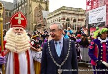 Sinterklaas met stoomsleepboot aangekomen in Haarlem