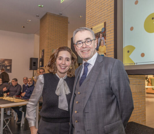 Groot feest ter ere van de Nationale Vrijwilligersdag Directeur VWC-BUUV Linda Wegman met burgemeester Jos Wienen. Fotografie: Charles Duijff (Haarlem Nieuws)