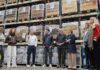 Werkbezoek Tweede kamerlid aan Spaarne Werkt Het gezelschap in het magazijn van het Textielsorteercentrum van Spaarne Werkt (foto: Spaarne Werkt).