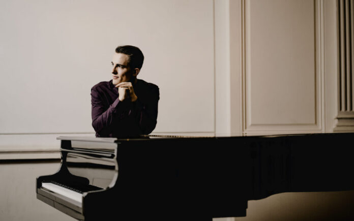 Pianist Florian Verweij. Fotografie: Marco Borggreve. Ingezonden foto Muzenforum.