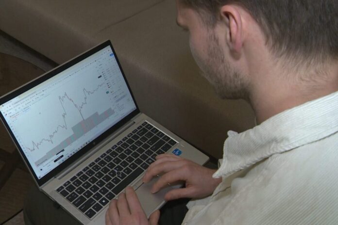 Slachtoffer Koen checkt de huidige koersen.